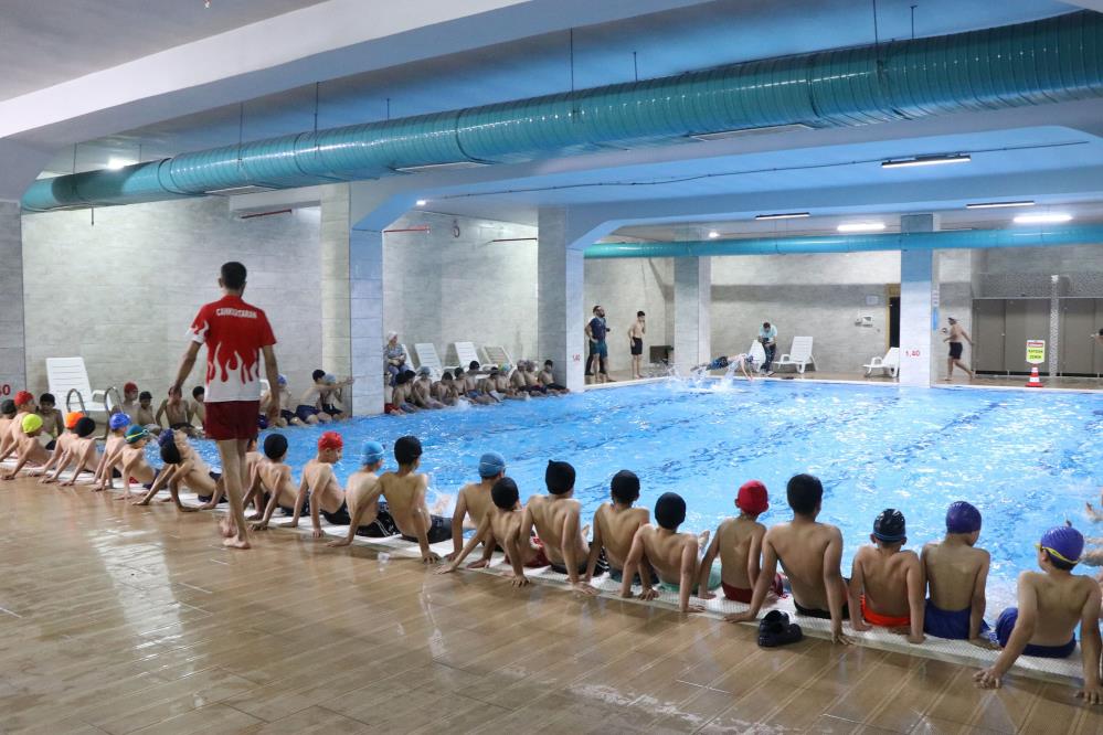 Haliliye'de gençler yüzme havuzlarına büyük ilgi gösterdi