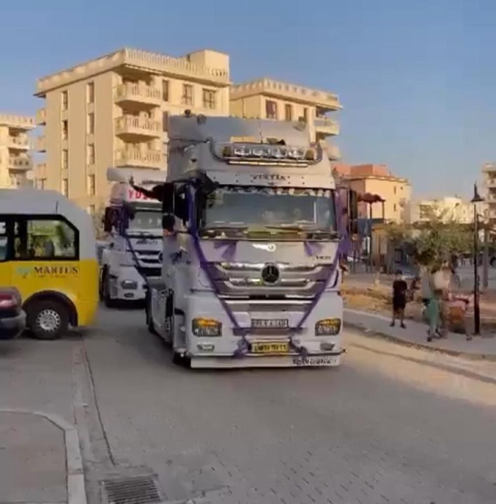 Nusaybin'de dünyaevine giren damat, tırını gelin arabası yaptı